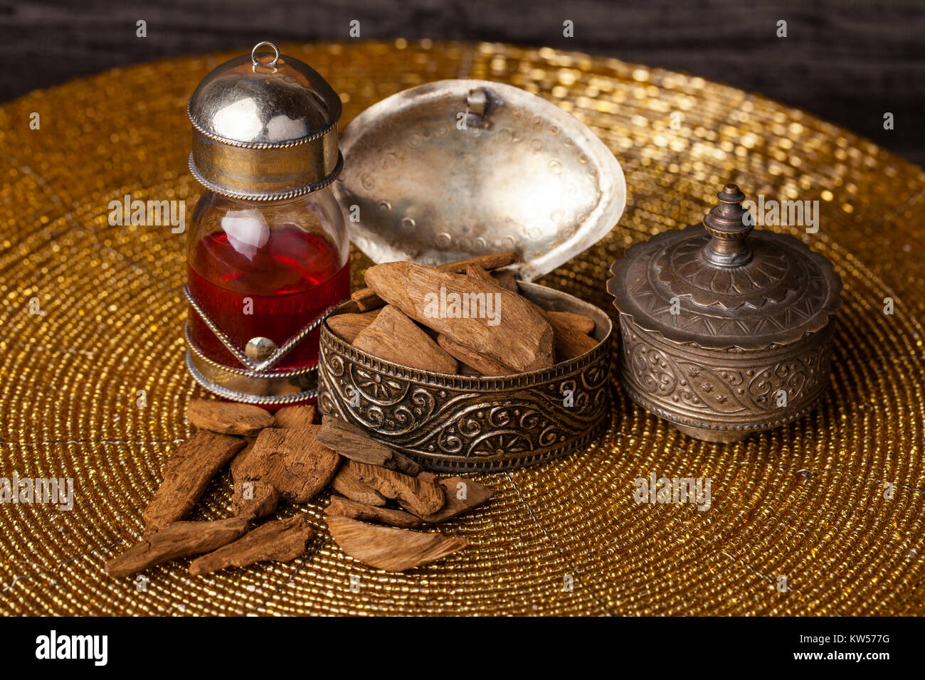 Agarwood, auch aloeswood, ätherisches Öl und Räucherwerk Chips genannt Stockfoto