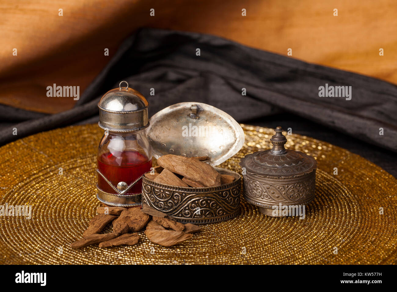 Agarwood, auch aloeswood, ätherisches Öl und Räucherwerk Chips genannt Stockfoto