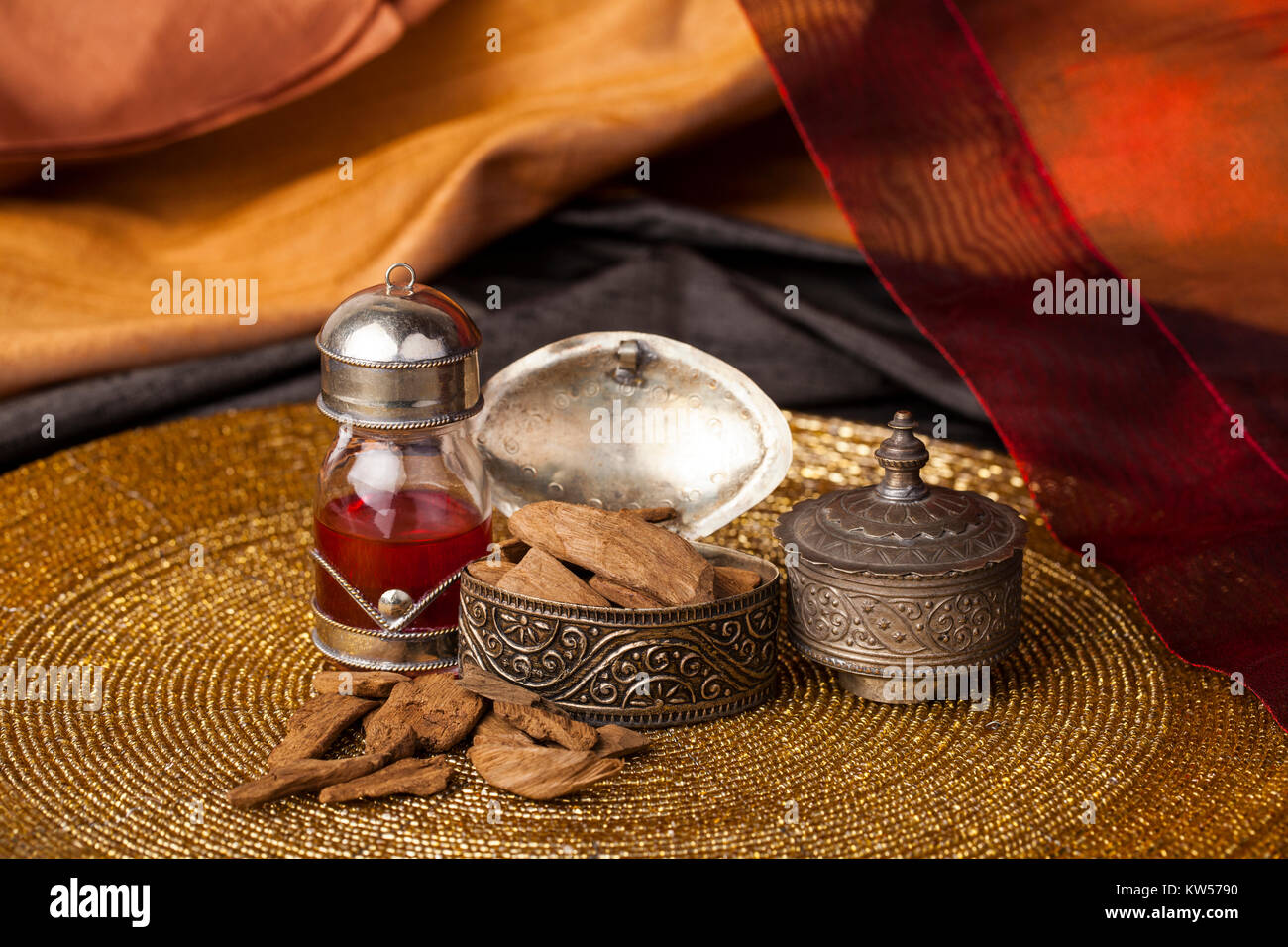 Agarwood, auch aloeswood, ätherisches Öl und Räucherwerk Chips genannt Stockfoto