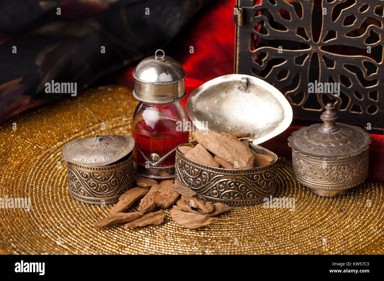 Agarwood, auch aloeswood, ätherisches Öl und Räucherwerk Chips genannt Stockfoto