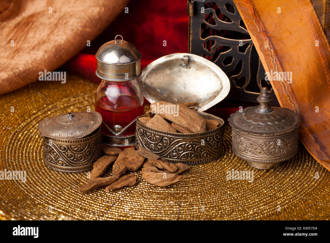 Agarwood, auch aloeswood, ätherisches Öl und Räucherwerk Chips genannt Stockfoto