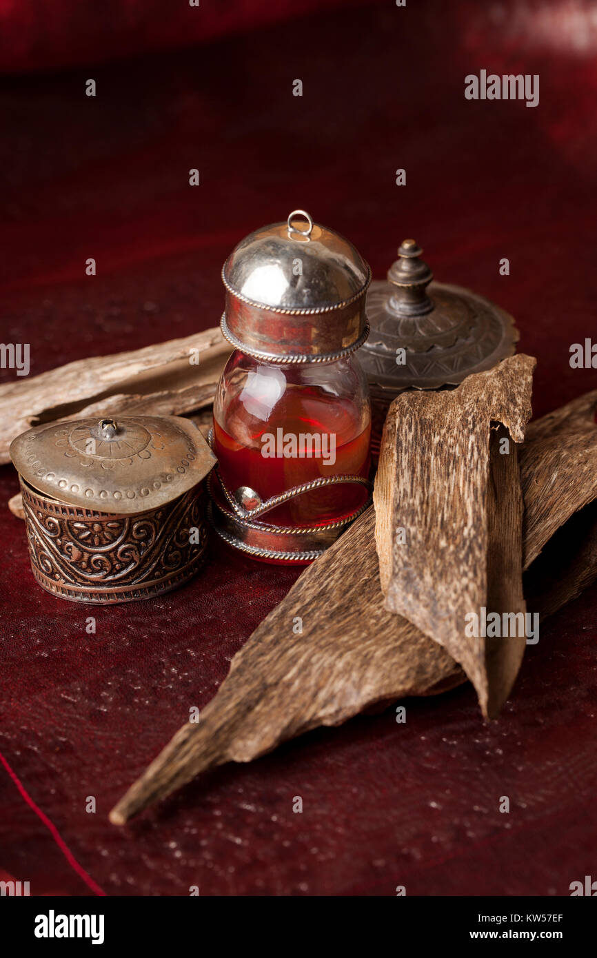 Agarwood, auch aloeswood, ätherisches Öl und Räucherwerk Chips genannt Stockfoto