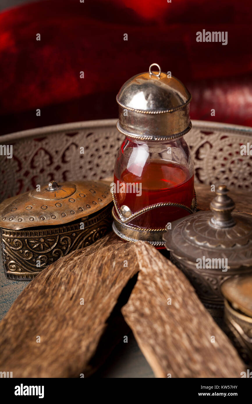 Agarwood, auch aloeswood, ätherisches Öl und Räucherwerk Chips genannt Stockfoto