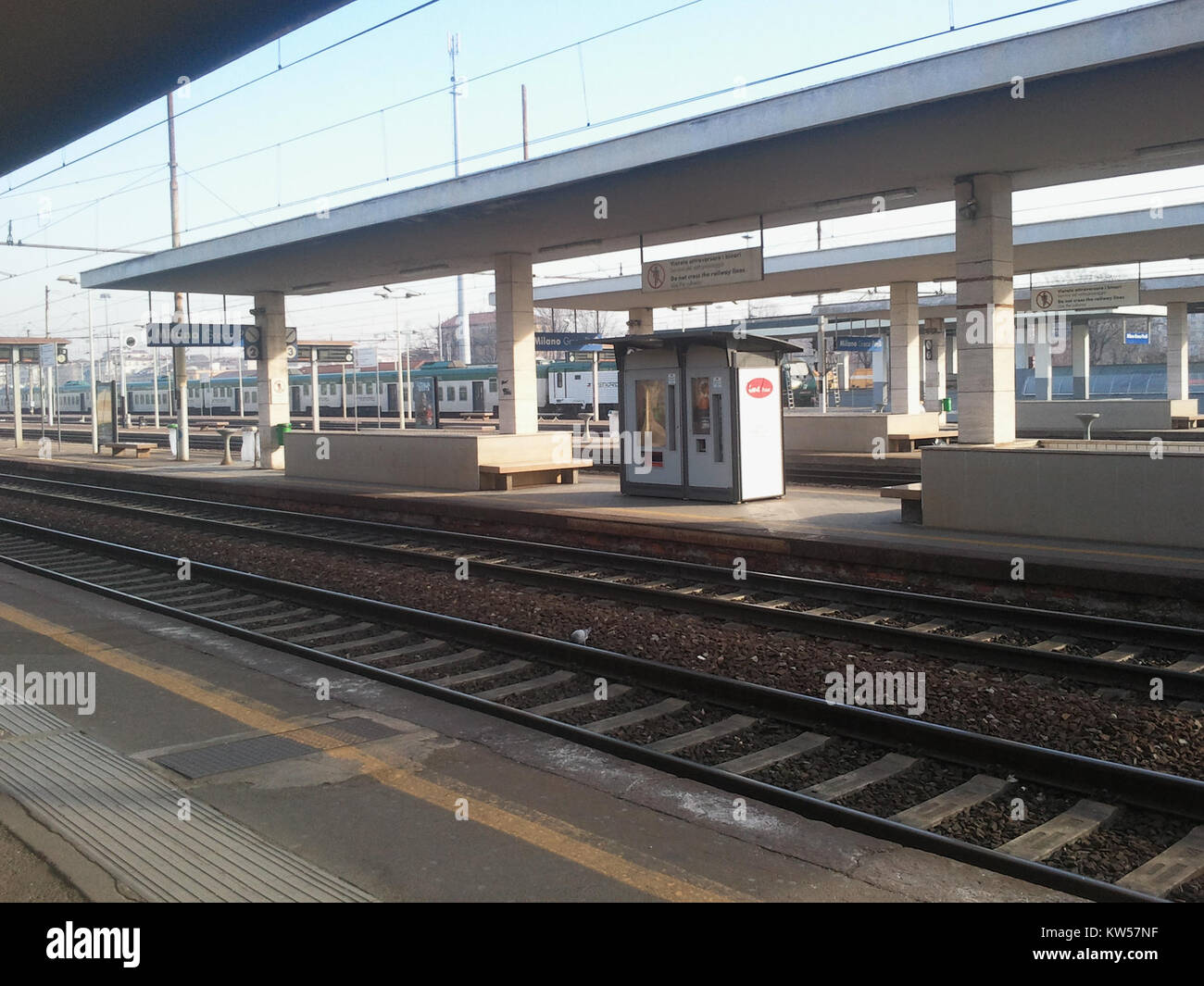 Blick auf die Mailänder Metrostationen Binari 1 und 2, Richtung Monza von Milano Greco Pirelli. Stockfoto