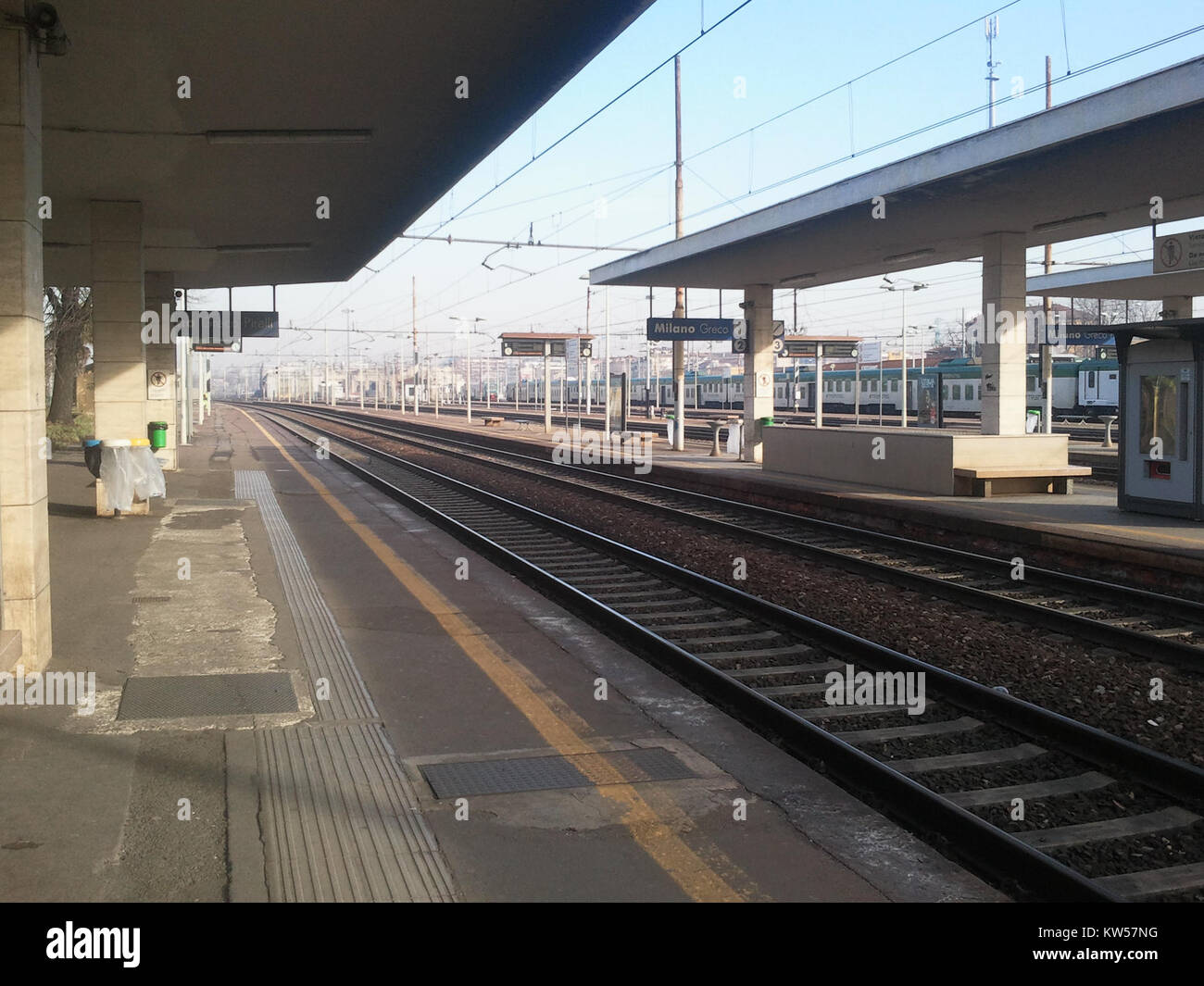 Binari 1 e2 (direzione Monza), stazione Milano Greco Pirelli 02. Stockfoto