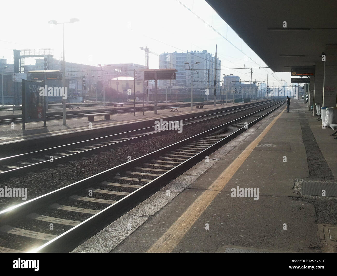 Das Bild zeigt die Bahnsteige 1 und 2 am Bahnhof Greco Pirelli in Richtung Milano Porta Garibaldi. Es ist ein wichtiger Verkehrsknotenpunkt in Mailand. Stockfoto