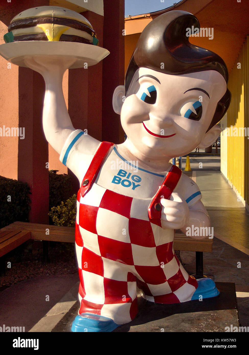 Die Bob's Big Boy Statue in Burbank, Kalifornien, steht als kulturelles Wahrzeichen für die berühmte amerikanische Restaurantkette. Die Statue ist seit ihrer Installation zu einer beliebten lokalen Attraktion geworden. Stockfoto