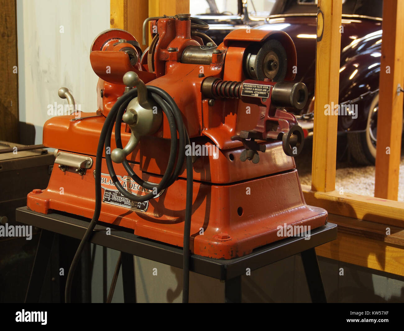 Der Black & Decker Valvemaster Refacer Typ FE ist ein Spezialwerkzeug für mechanische Arbeiten zur Aufarbeitung und Glättung der Ventile von Verbrennungsmotoren. Es gewährleistet eine ordnungsgemäße Abdichtung und Leistung der Motorkomponenten. Stockfoto