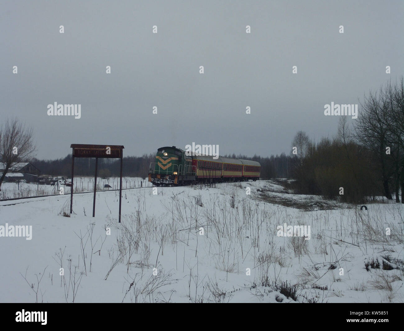 Die SM42 ist eine dieselelektrische Lokomotive, die in Polen häufig verwendet wird. Das Modell SM42, das hier in Borki Siedleckie zu sehen ist, zeigt industrielle Eisenbahntechnik aus Polen Mitte des 20. Jahrhunderts. Stockfoto