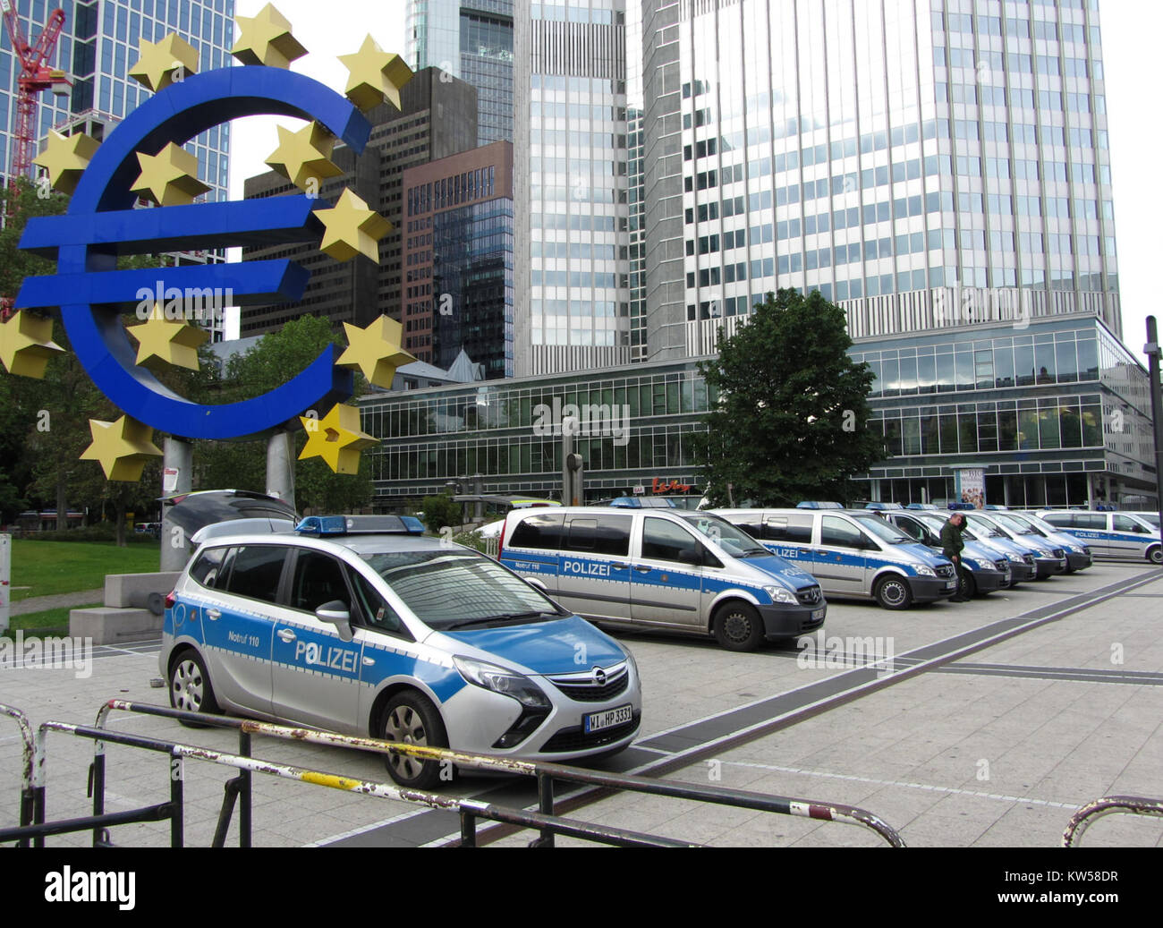 Blockupy 2013 war eine Protestbewegung in Europa, die sich auf den Widerstand gegen die Sparpolitik konzentrierte. Die Blockade von 2013 war ein Akt des zivilen Ungehorsams, der darauf abzielte, wirtschaftliche Maßnahmen in der EU in Frage zu stellen. Stockfoto