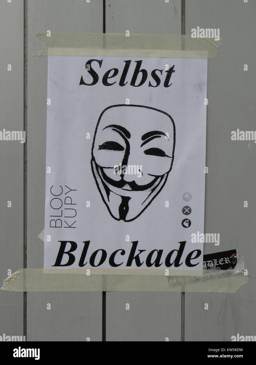 Blockupy 2013 bezieht sich auf eine Protestbewegung in Deutschland, bei der Demonstrationen und Selbstblockaden gegen die Wirtschaftspolitik, insbesondere gegen die Europäische Union und die Finanzinstitutionen, durchgeführt werden. Stockfoto