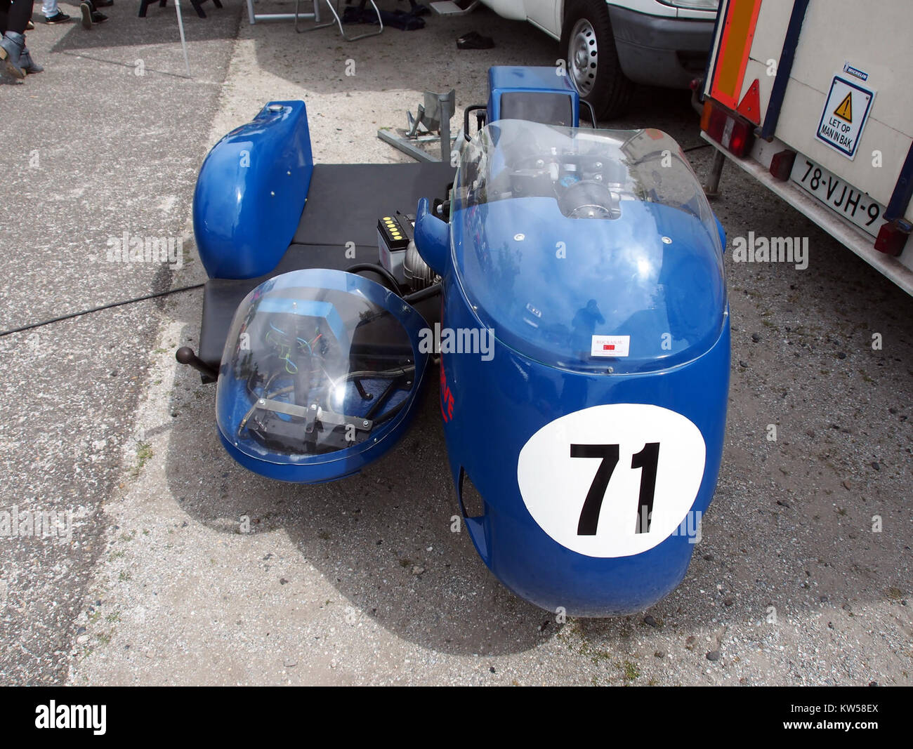 Dieses Bild zeigt ein BMW Kombifahrzeug, ein Modell, das Motorrad- und Beiwagen-Design vereint. Er gehört zu den historischen Fahrzeugen der Marke, die für ihre Langlebigkeit und Ingenieurskunst bekannt sind. Stockfoto