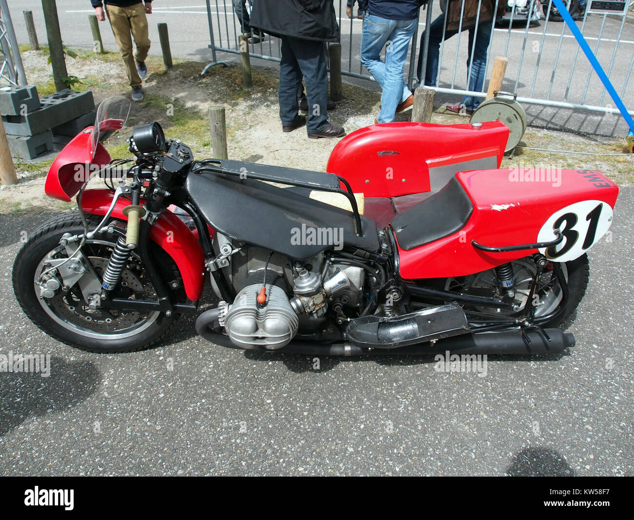 Das Bild zeigt eine BMW-Kombination Nr. 31, ein klassisches Fahrzeug, das Motorrad und Beiwagen kombiniert und dessen Design und Funktionalität unterstreicht. Stockfoto