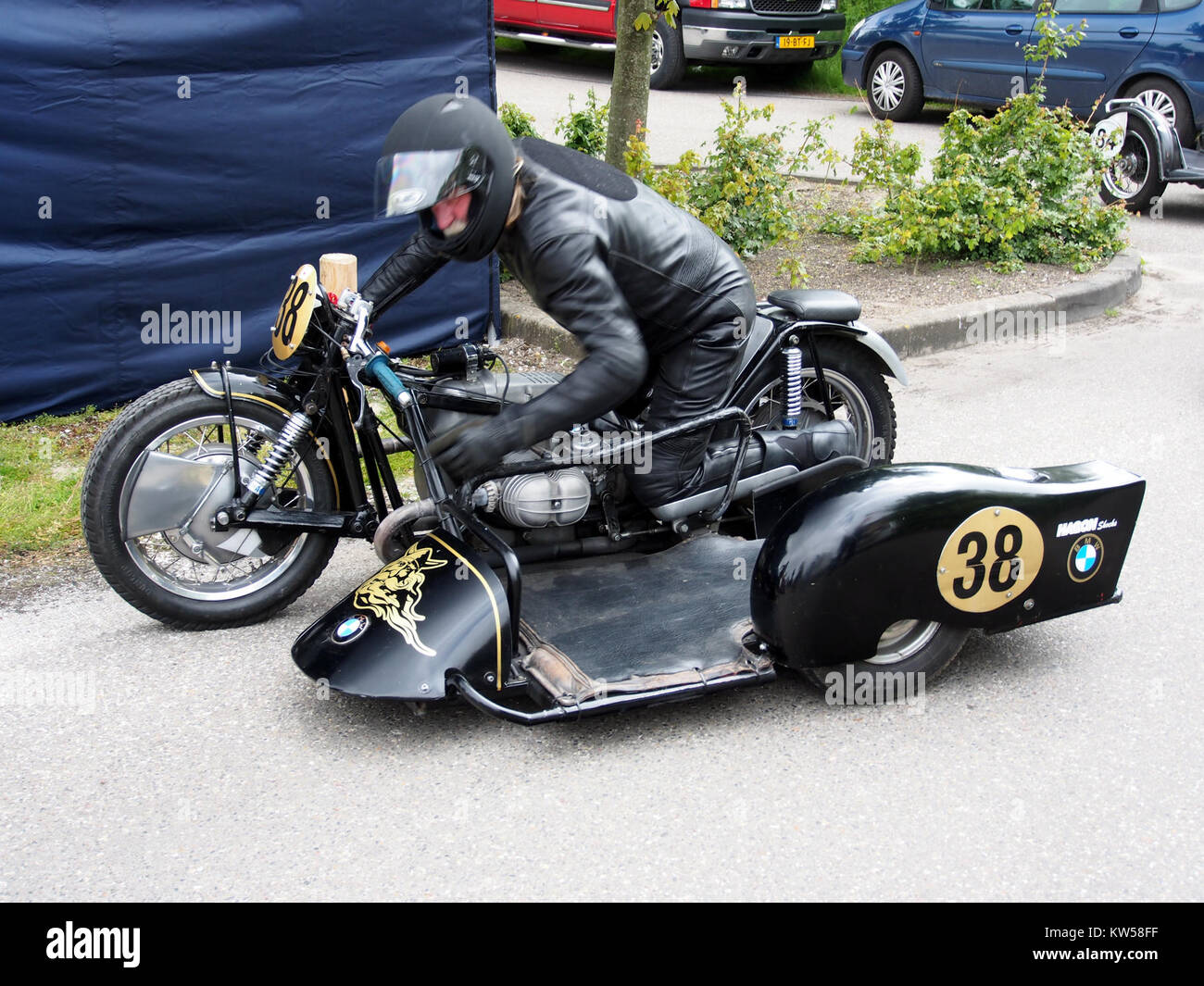 Die BMW-Kombination Nr. 38 ist eine Kombination aus Motorrad und Beiwagen aus der Geschichte der Marke. Dieses Bild zeigt das Design und die Technik dieses legendären Fahrzeugs, das für seine Qualität und Leistung bekannt ist. Stockfoto