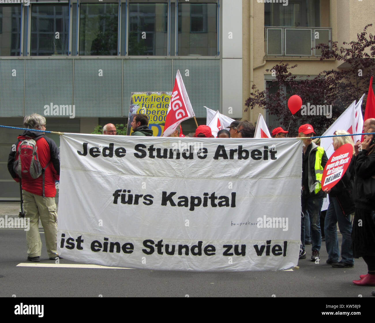 Blockupy 2013 bezieht sich auf die Protestveranstaltung im Jahr 2013, bei der sich Aktivisten versammelten, um gegen Sparmaßnahmen in Europa zu protestieren. Das Bild zeigt ein transparentes Banner, das den politischen Charakter der Veranstaltung unterstreicht. Stockfoto