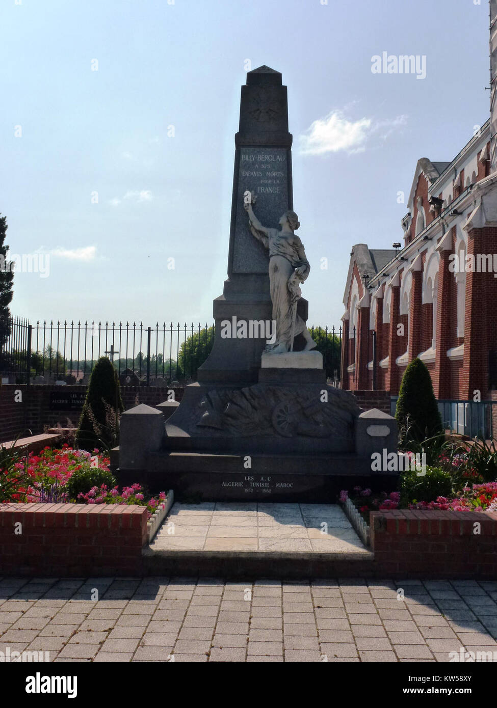 Das Kriegsdenkmal in Billy-Berclau, Pas-de-Calais, Frankreich, ehrt die gefallenen Soldaten des Dorfes mit einer Statue eines Soldaten und Namensbeschriftungen, die den Respekt und die Erinnerung der Gemeinde widerspiegeln. Stockfoto