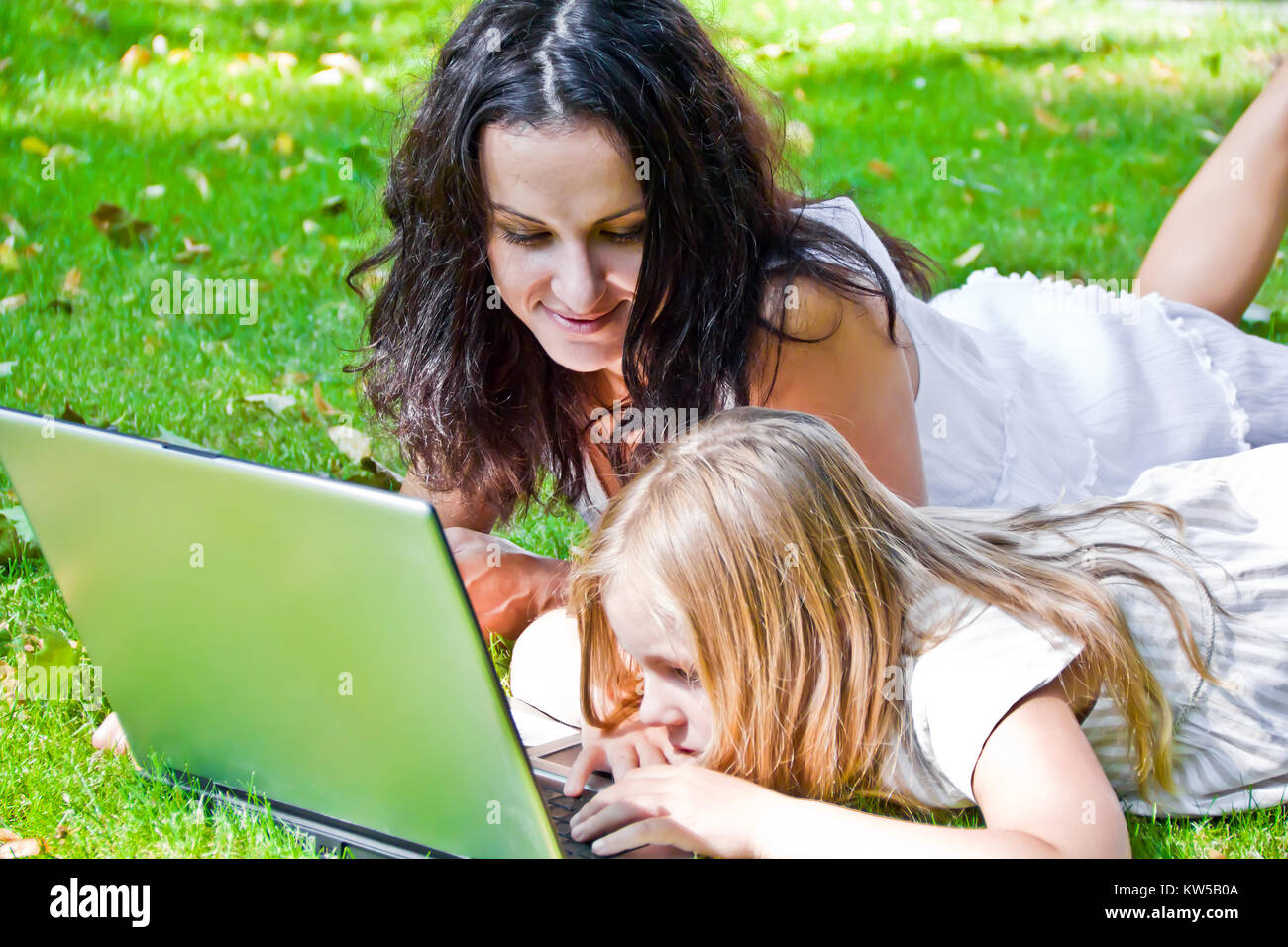 Foto von Lernen Mutter und Tochter im Sommer Stockfoto