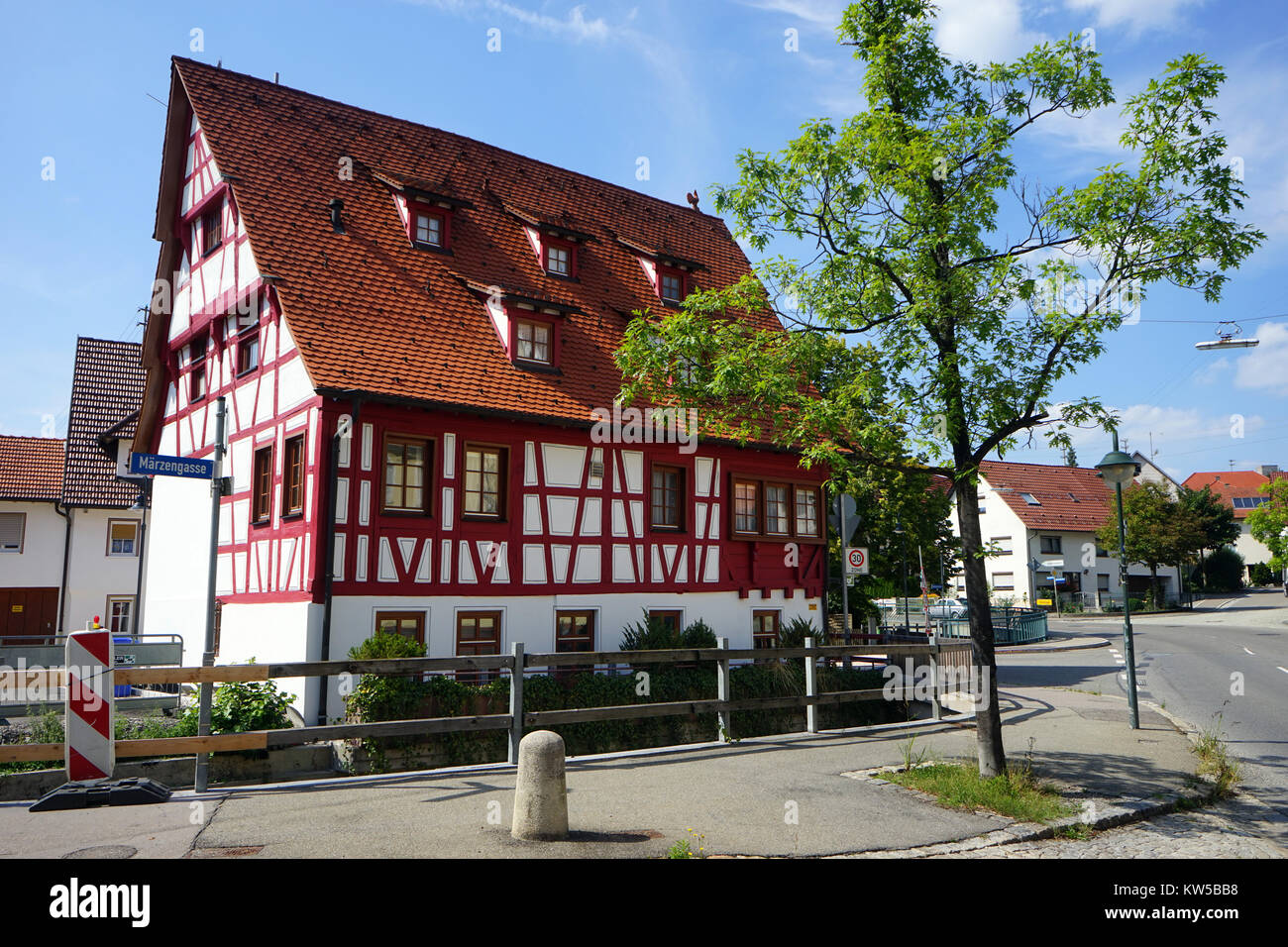 JUNGINGEN, Deutschland - ca. August 2015 Altes Haus an der Ecke der Straße Stockfoto
