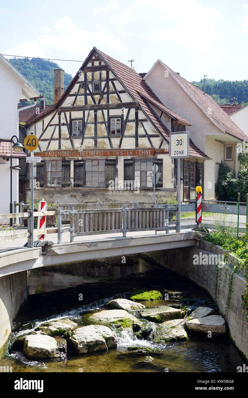 JUNGINGEN, Deutschland - ca. August 2015 Brücke und Häuser auf der Straße Stockfoto