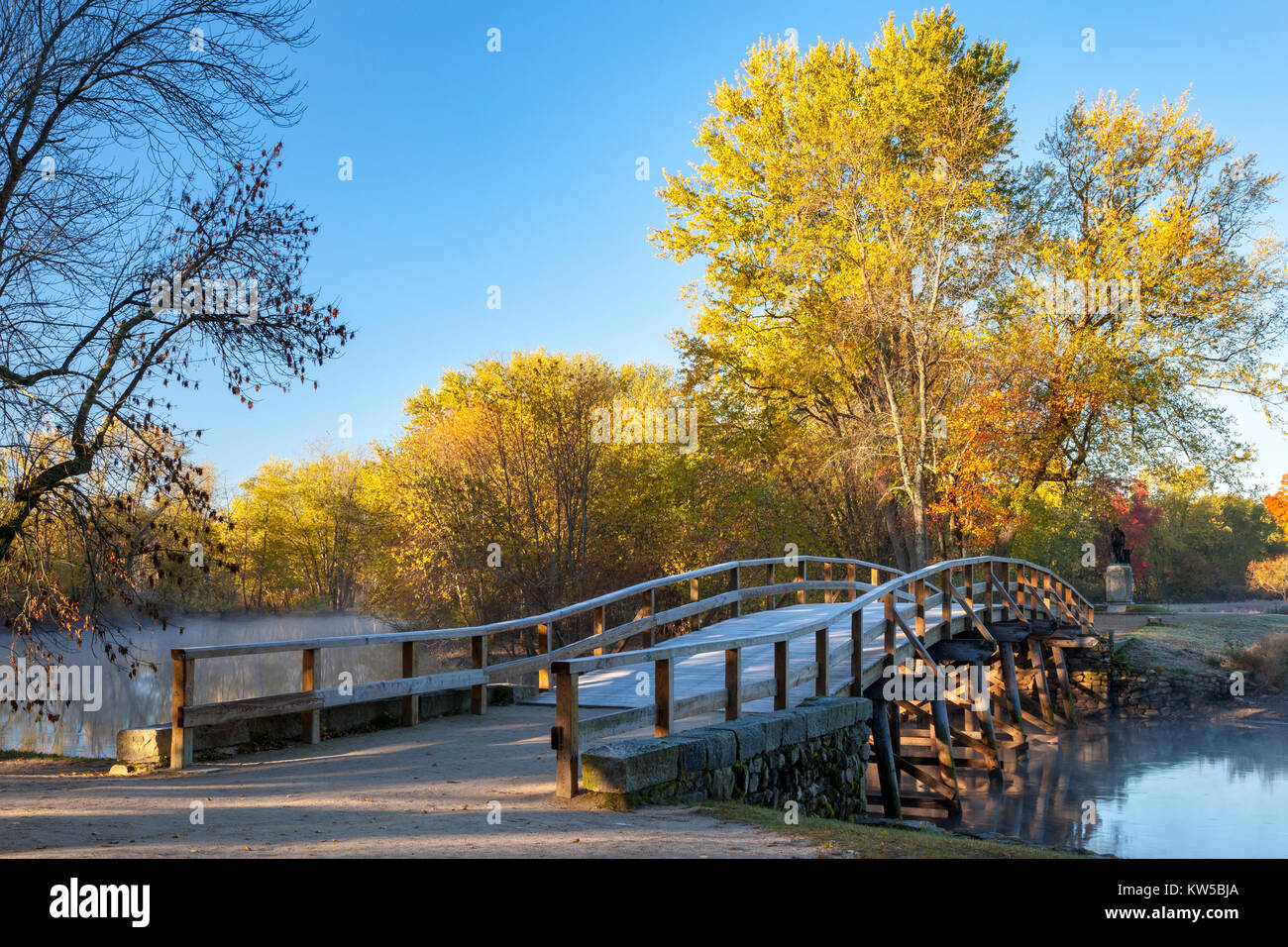 Herbst Farbe in den Ahornbäumen im Morgengrauen über die Old North Bridge, Concord, Massachusetts, USA Stockfoto