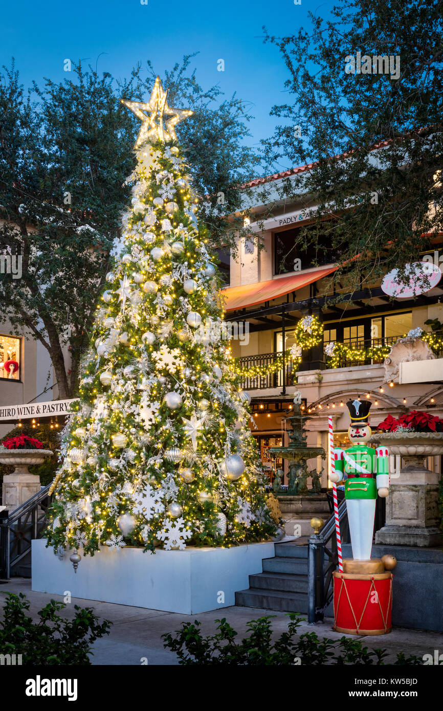 Weihnachtsbaum und Dekorationen im Innenhof Shopping und Restaurant in der Nähe der 3rd Street, Naples, Florida, USA Stockfoto