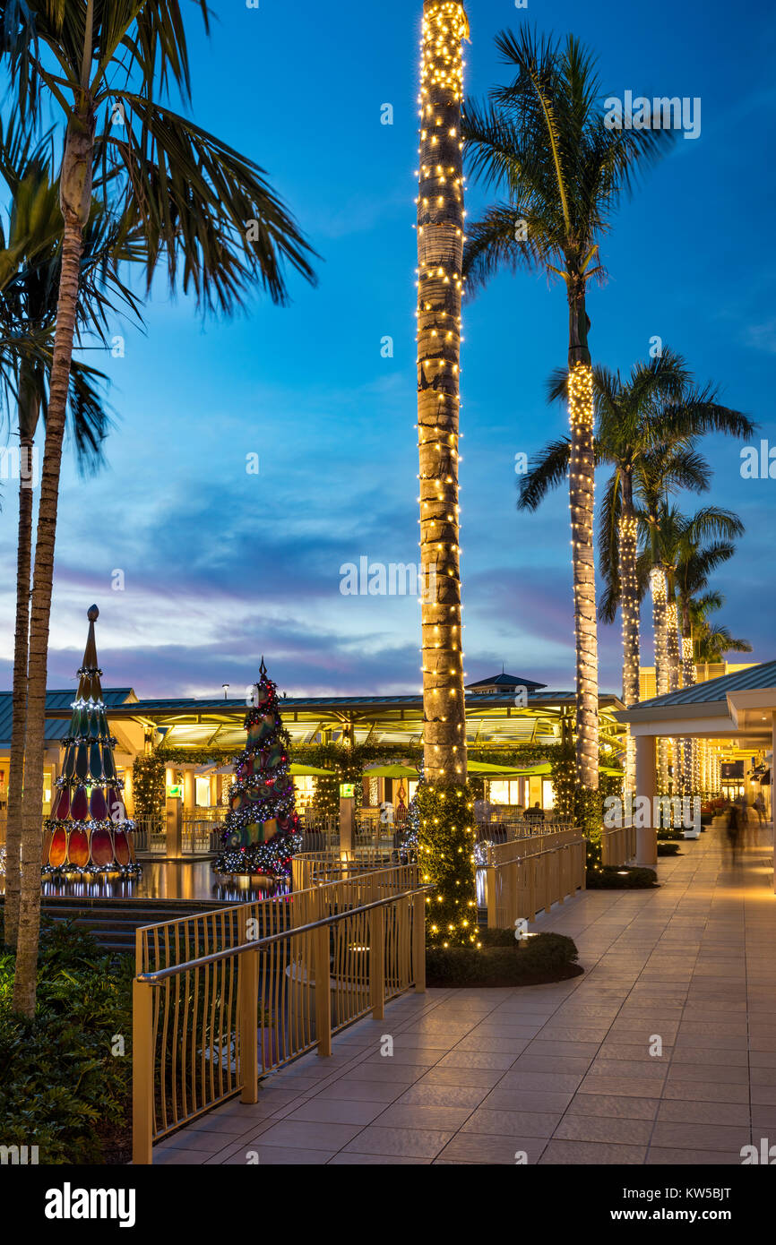 Weihnachten Dekorationen und bunten Sonnenuntergang an der Waterside Shops - ein gehobenes Open-Air-Einkaufszentrum, Naples, Florida Stockfoto
