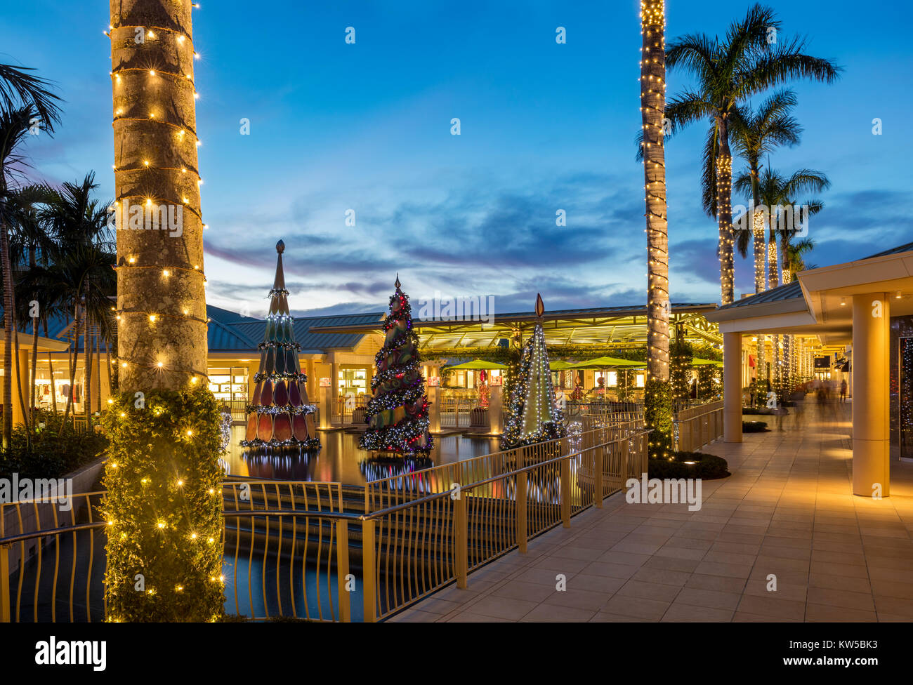 Weihnachten Dekorationen und bunten Sonnenuntergang an der Waterside Shops - ein gehobenes Open-Air-Einkaufszentrum, Naples, Florida Stockfoto