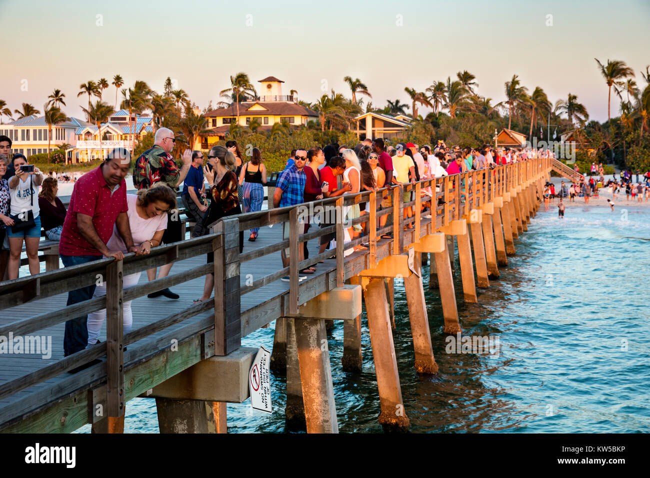 Überfüllte Pier am Weihnachtstag bei Sonnenuntergang, Naples, Florida, USA Stockfoto