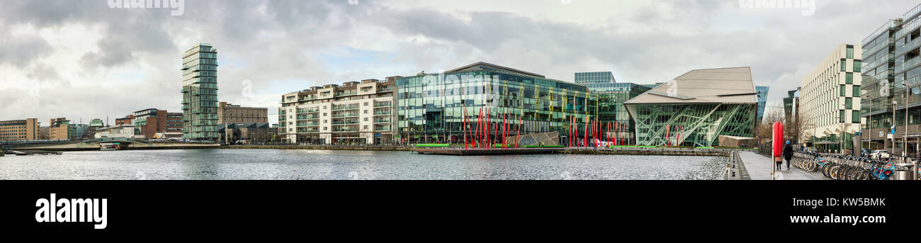 DUBLUN, IRLAND - Februar 1, 2017: Moderne Dublin Docklands oder Silicon Docks. Panorama der modernen Apartments, Grand Canal Square, das Bord Gais Energy T Stockfoto