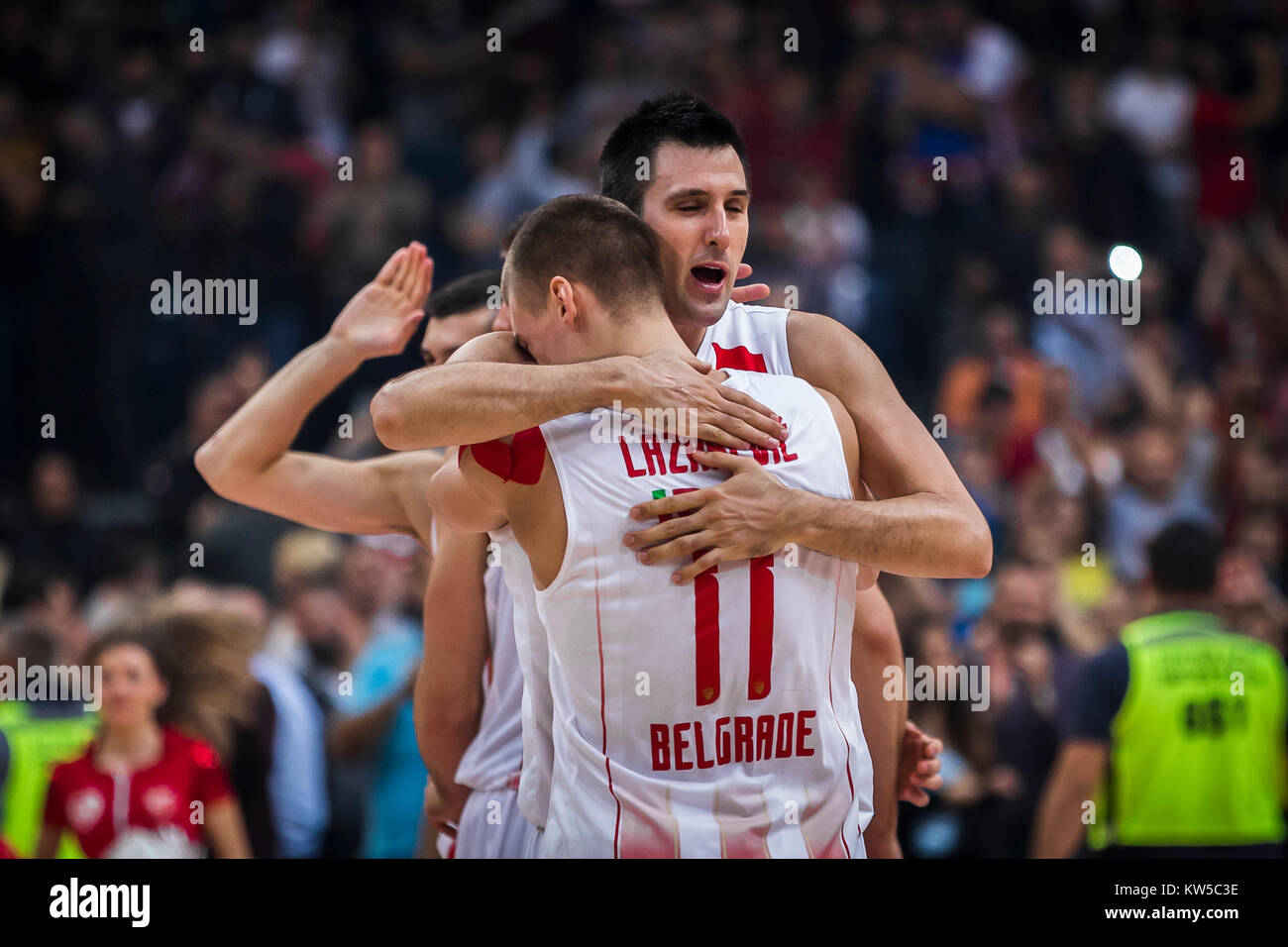 Guard Stefan Lazarevic von Crvena Zvezda mts Belgrad und Center Milko Bjelica von Crvena Zvezda mts Belgrad feiern den Sieg nach dem Spiel Stockfoto