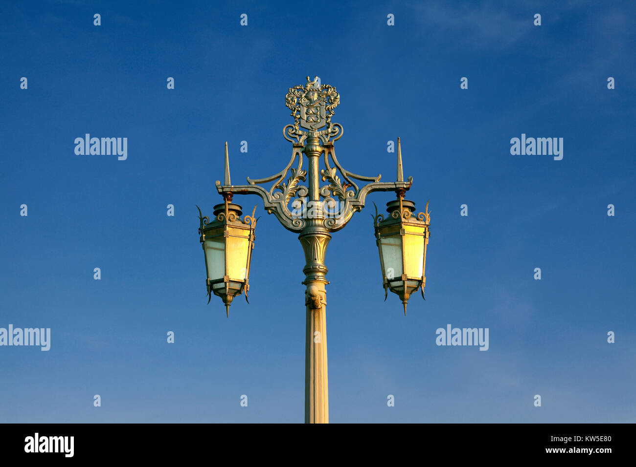 Die Abendsonne Fänge ein historisches, verzierten, gusseisernen Lampe - Standard auf Madeira Drive, Brighton. Eine von 41 im Jahre 1893 entlang der Küste installiert. Stockfoto