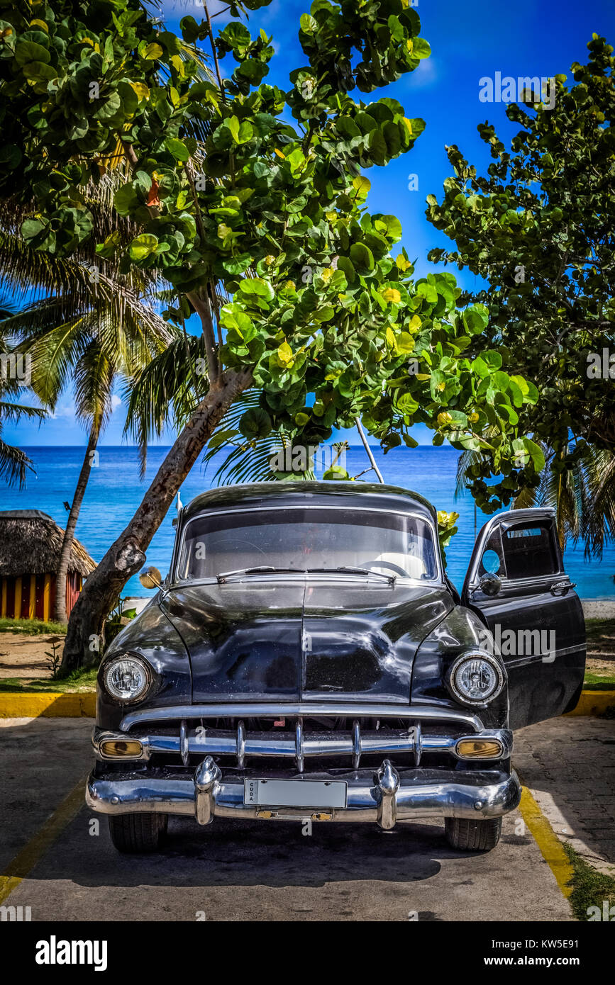 Amerikanische schwarz Chevrolet Oldtimer in der Nähe vom Strand in Varadero Kuba geparkt - Serie Kuba Reportage Stockfoto