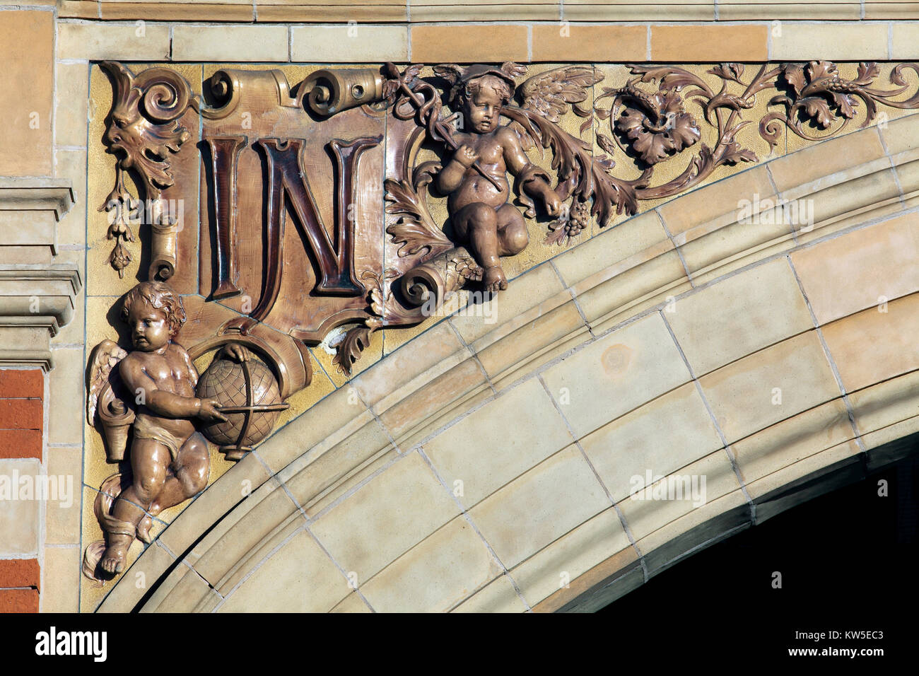 Nahaufnahme der extravaganten detailliert auf einen Torbogen brüstungs auf der London Road Erhöhung von Leicester. 'In' Ursprünglich bezeichnet den Eingang. Stockfoto