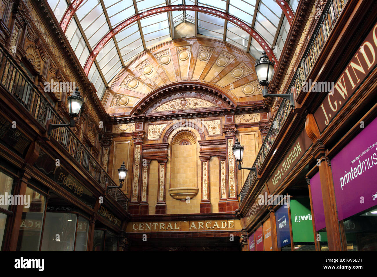 Die sonnenbeschienenen Zentrale Arcade, Newcastle Upon Tyne, zeigt die aufwändig dekorierte Ende an der Wand und die Eisen und Glas Tonnengewölbe geformte Dach. Stockfoto