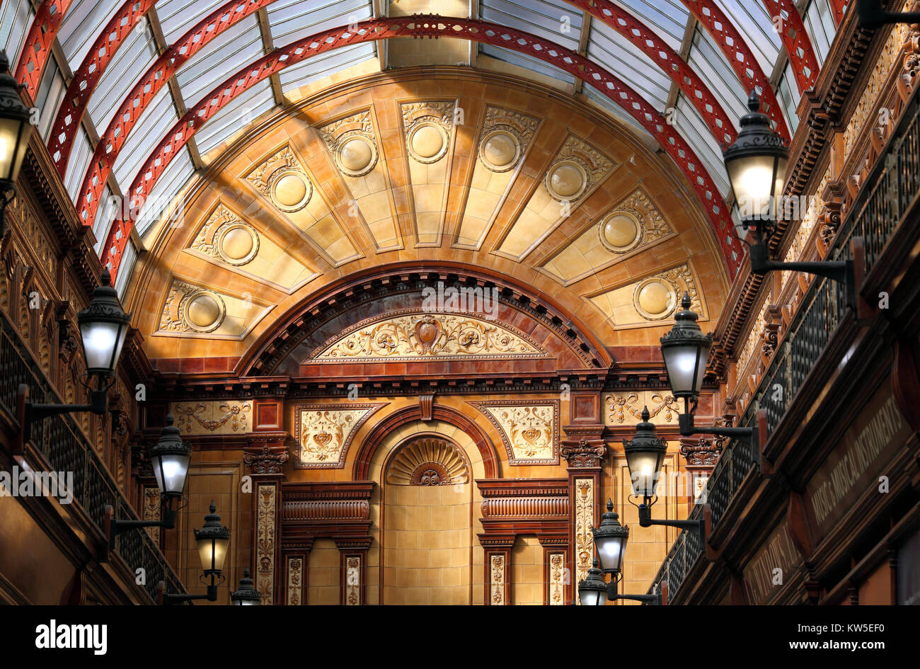 Die sonnenbeschienenen Zentrale Arcade, Newcastle Upon Tyne, zeigt die aufwändig dekorierte Ende an der Wand und die Eisen und Glas Tonnengewölbe geformte Dach. Stockfoto