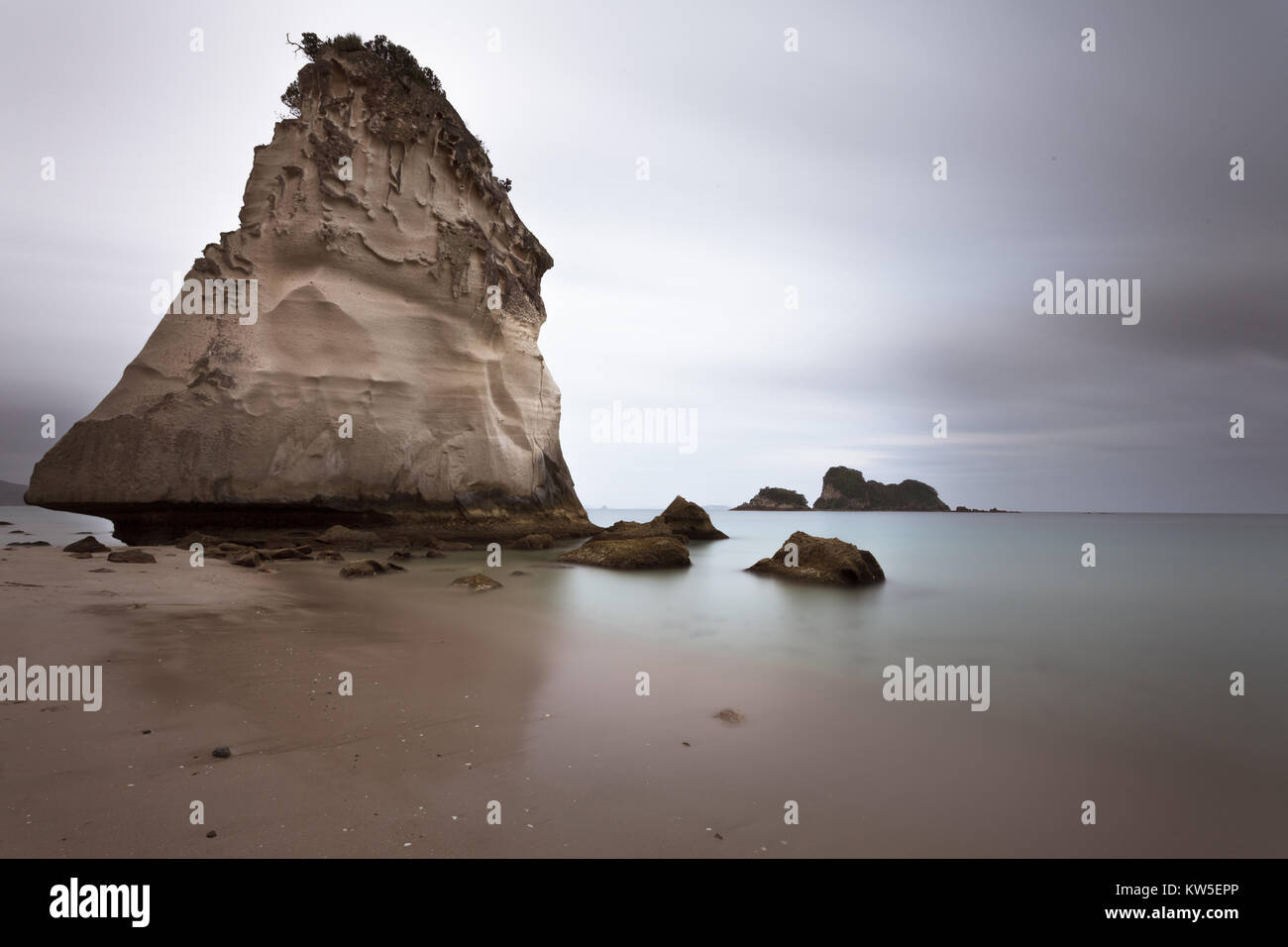 Te Hoho rock sea Stack steht Segeln wie über eine atmosphärische Cathedral Cove in der Nähe von Hahei auf der Coromandel Halbinsel, North Island, Neuseeland Stockfoto
