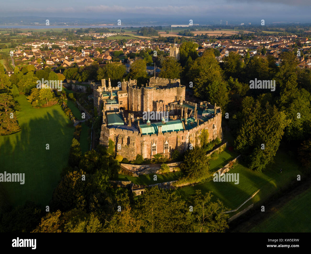 Luftaufnahme von Berkeley Castle, Gloucestershire, UK. Schuss mit einer Drohne durch ein UK CAA drone Inhabers mit Erlaubnis. Stockfoto