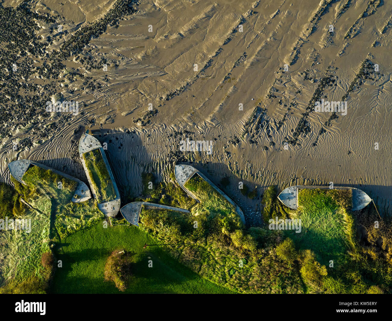 Luftaufnahme der Purton Schiffsrümpfe Schiffe Friedhof auf dem Fluss Severn, Gloucestershire, UK. Schuss mit einer Drohne durch ein UK CAA Lizenz Inhaber mit freundlicher Genehmigung. Stockfoto