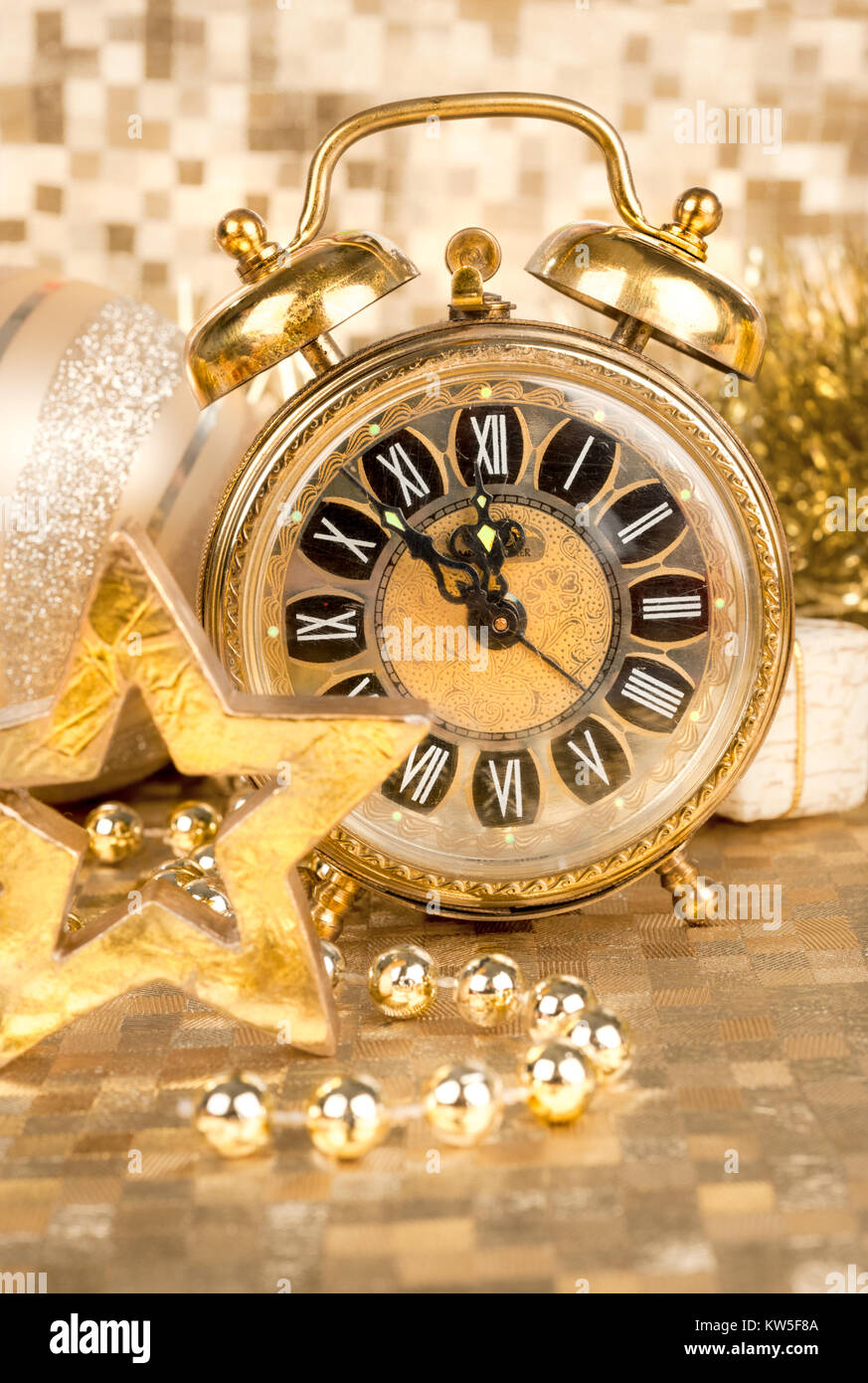 Alte Uhr Auf goldenem Hintergrund zu fünf bis zwölf gesetzt Stockfoto