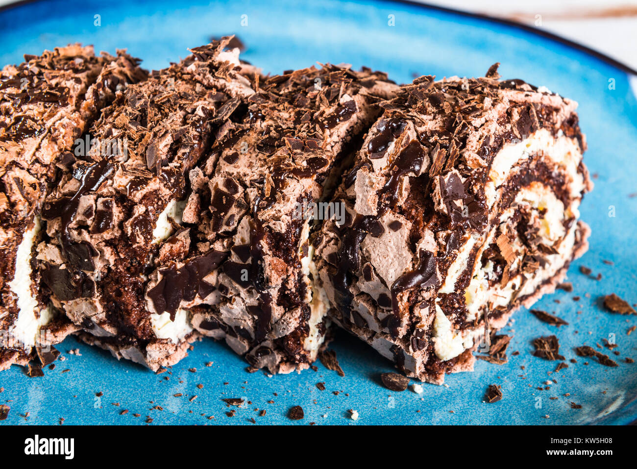 Die belgische Schokolade Meringue Roulade mit Schlagsahne und ...