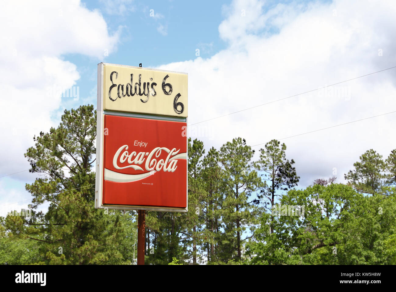 Eine alte Coca Cola Schild am Straßenrand. Stockfoto