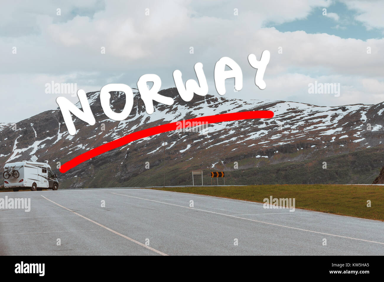 Tourismus Urlaub und Reisen. Wohnmobil Reisemobil in den norwegischen Bergen Stockfoto