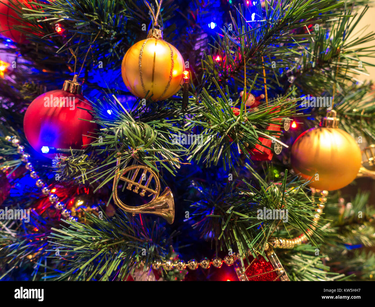 Eine Nahaufnahme von einem Weihnachtsbaum mit christbaumkugeln und bunten ziemlich Licht eingerichtet. Dies ist eine festliche Tradition in den Wohnungen. zur Weihnachtszeit. Stockfoto