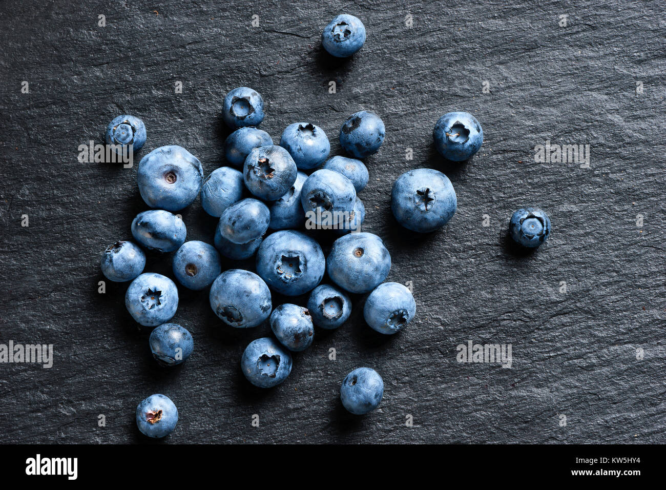 Blueberry auf schwarzem Schiefer. Close Up. Ansicht von oben. Hochauflösende Produkt. Stockfoto