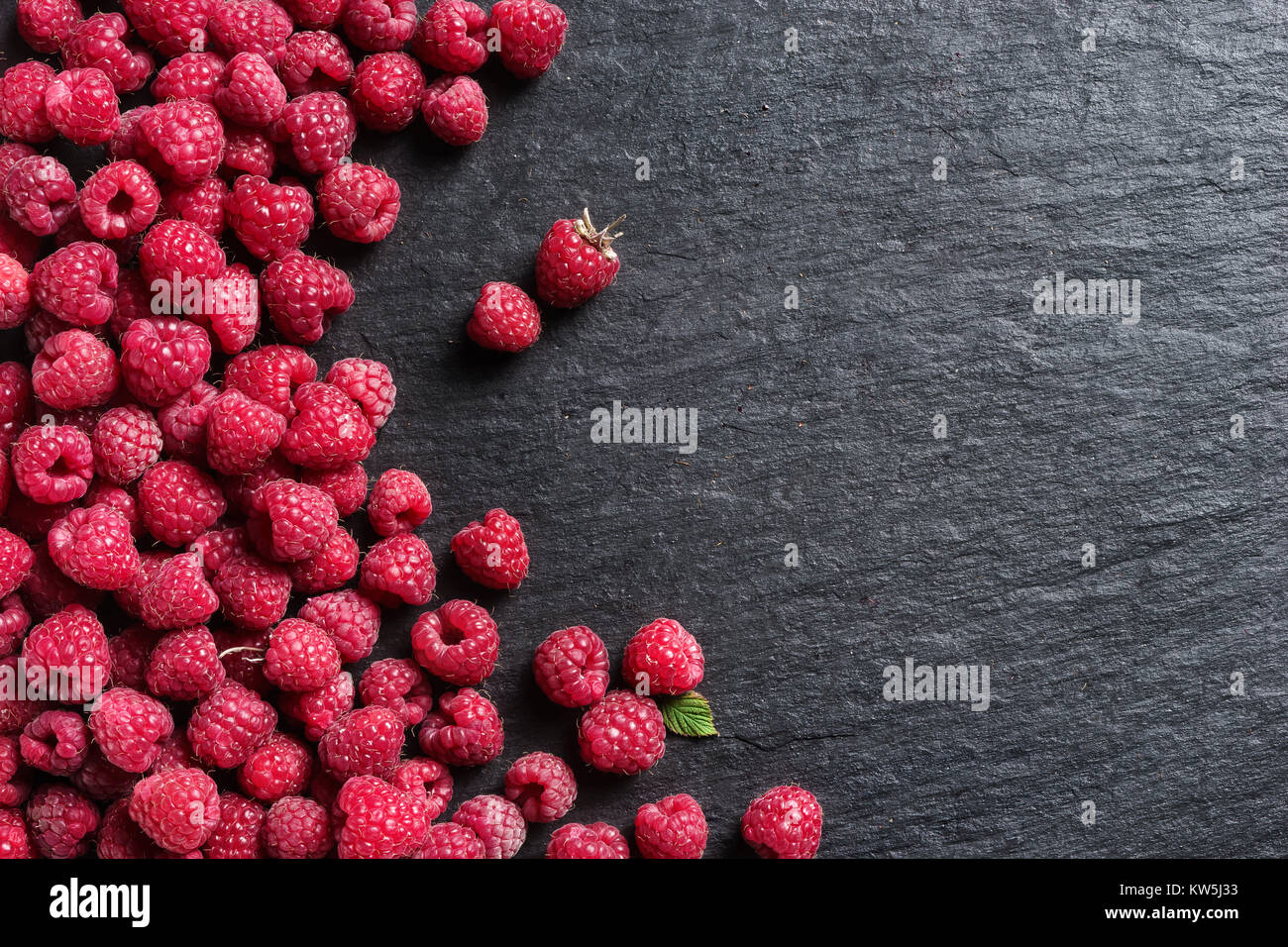 Süße Himbeere auf schwarzem Schiefer. Kopieren Sie Platz. Ansicht von oben. Hochauflösende Produkt. Stockfoto