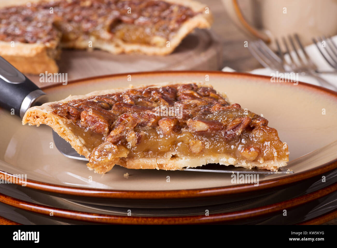 Nahaufnahme einer Scheibe von Pecan Pie auf einer Platte Stockfoto