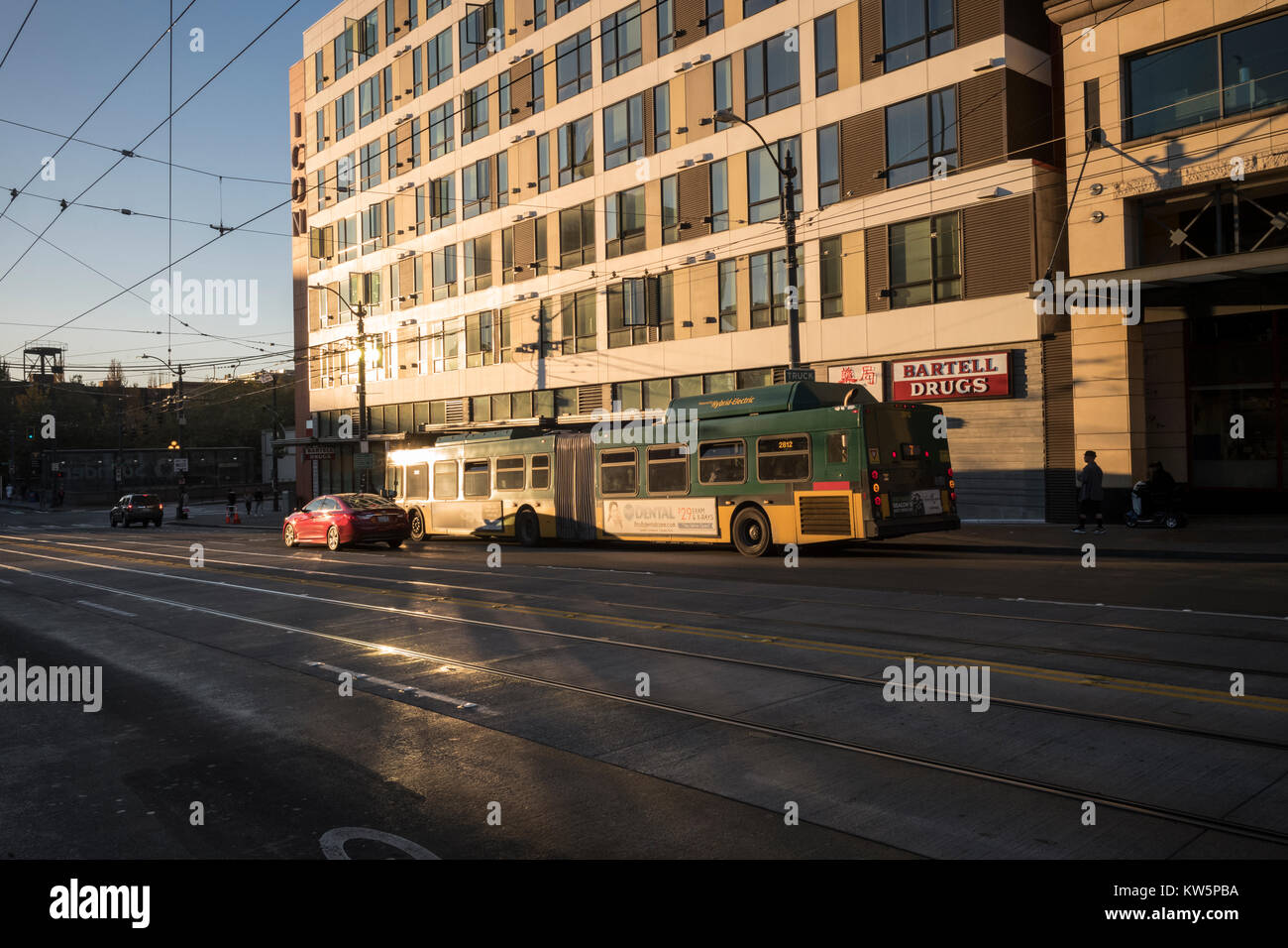 South Jackson Street mit dem Bus und Auto vor dem Symbol Gebäude, Seattle, Washington, USA Stockfoto