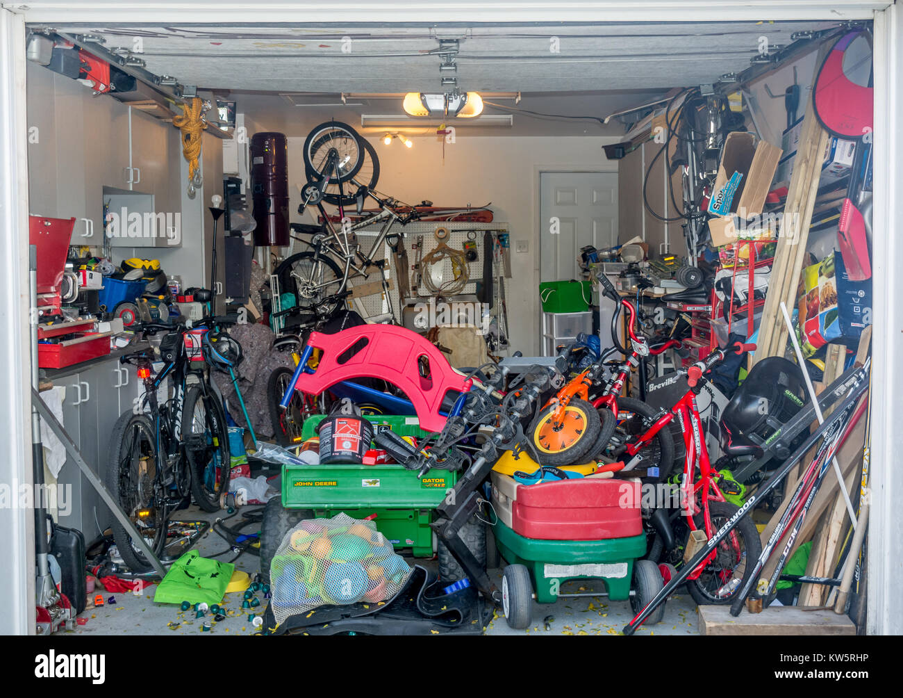 Familie Garage zwanghaften Horten Durch für einen Frühling Clean-Up Stockfoto