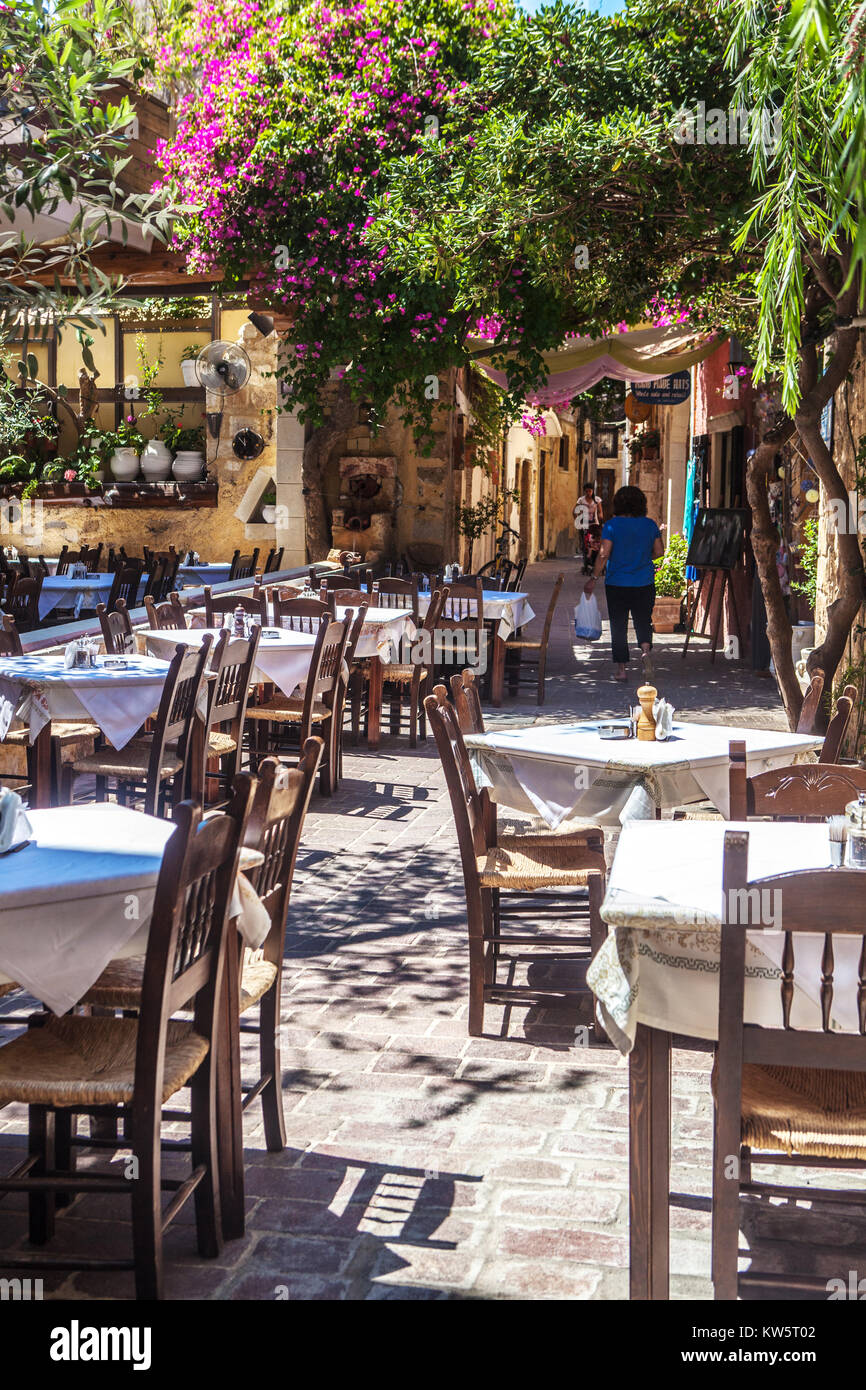 Chania Bar Taverne bereit für die Ankunft der Gäste, Altstadt Straße Chania Kreta Restaurant Griechenland Restaurant Esstisch Stockfoto