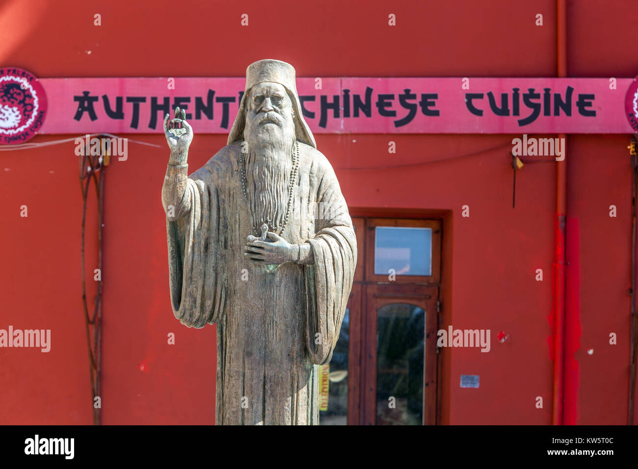 Statue des griechisch-orthodoxen Priesters vor dem Orthodoxen Kathedrale und chinesisches Restaurant Chania Kreta orthodoxer Priester Griechenland Stockfoto